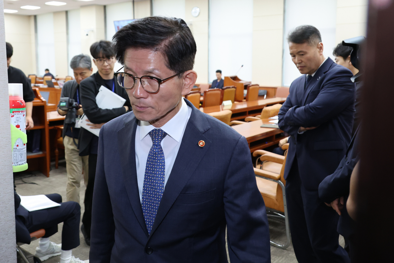 김문수 고용노동부 장관이 10일 오후 국회 환경노동위원회의 고용노동부 대상 국정감사에서 ‘일제강점기 선조들의 국적은 일본’ 발언에 대한 해명과 관련해 안호영 위원장으로부터 퇴장 조치를 받은 뒤 파행이 이어지자 국감장에서 잠시 나가고 있다. [연합]