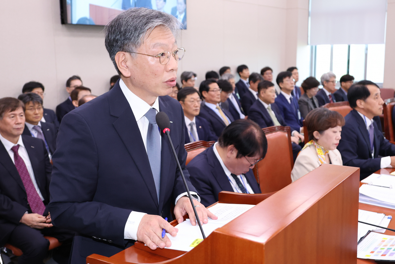 유정열 대한무역투자진흥공사(KOTRA) 사장이 11일 오전 서울 여의도 국회에서 열린 국회 산업통상자원중소벤처기업위원회의 국정감사에서 업무보고 하고 있다. [연합]