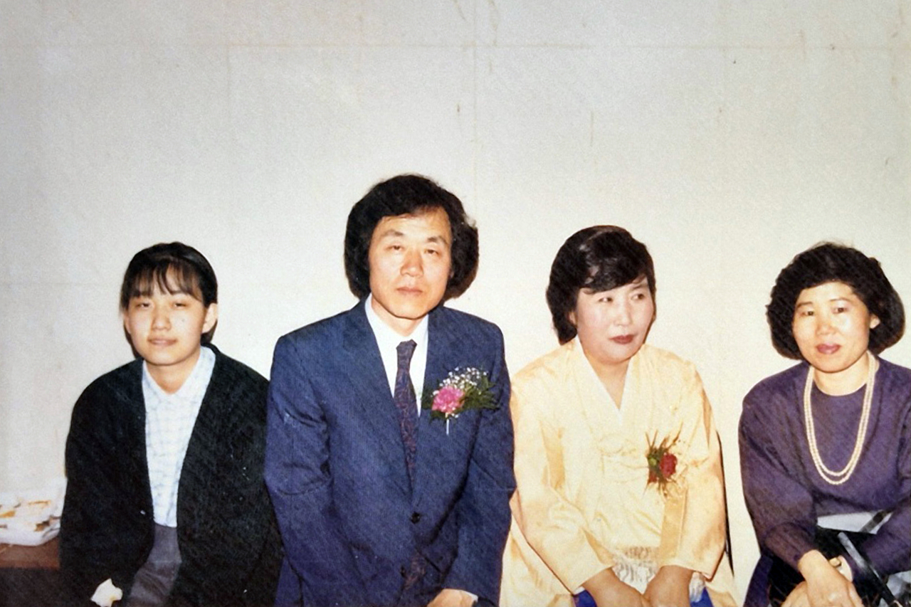 소설가 한강이 한국 작가 최초로 노벨 문학상 수상의 영예를 안았다. 한강의 아버지인 소설가 한승원은 11일 자신의 집필실인 전남 장흥군 안양면 '해산 토굴' 정자에서 기자들과 만나 소회를 밝히고 한강의 성장기 시절이 담긴 가족사진을 공개했다. 연합뉴스