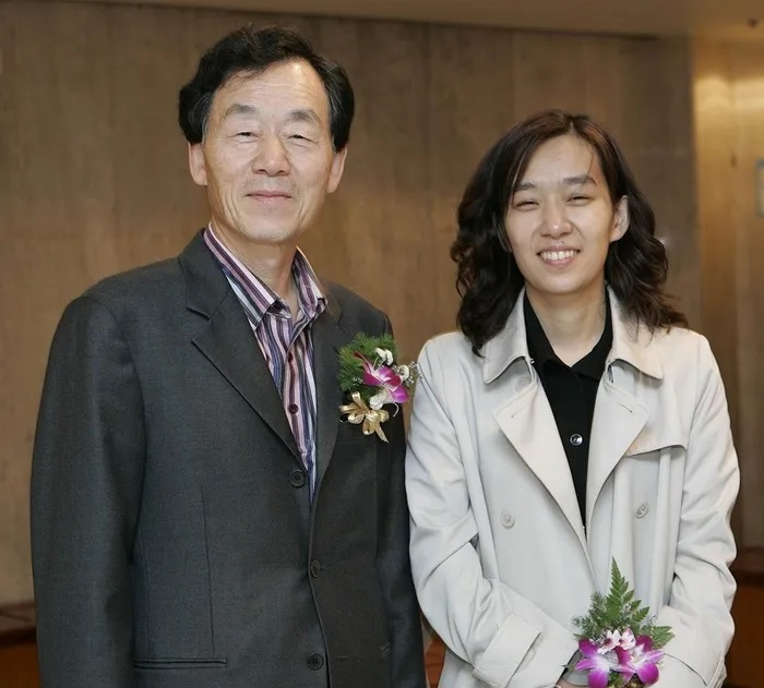 Han Seung-won (left) and his daughter, Han Kang, pose for a photo after she won the Yi Sang Literary Award in 2005. (Literature & Thought)