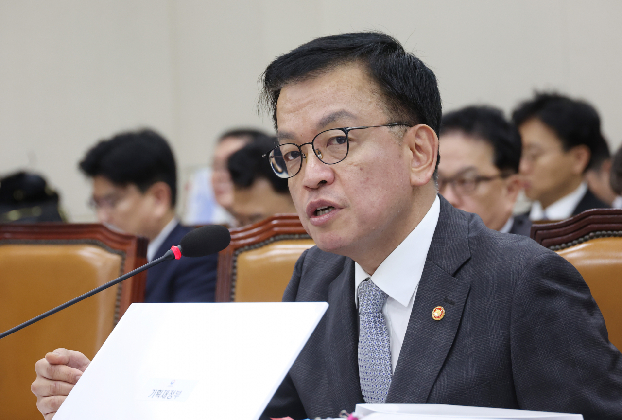 최상목 경제부총리 겸 기획재정부 장관이 11일 국회에서 열린 국회 기획재정위원회의 기획재정부 조세정책에 대한 국정감사에 출석, 의원 질의에 답하고 있다. 연합뉴스