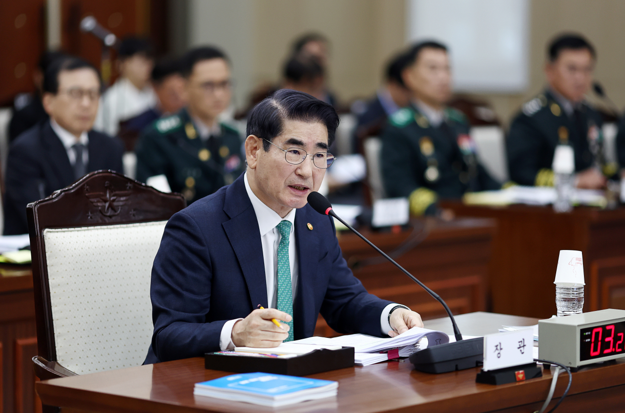 11일 오후 국방부에서 열린 법제사법위원회 군사법원 대상 국정감사에서 김용현 국방부 장관이 의원 질의에 답하고 있다. 연합뉴스