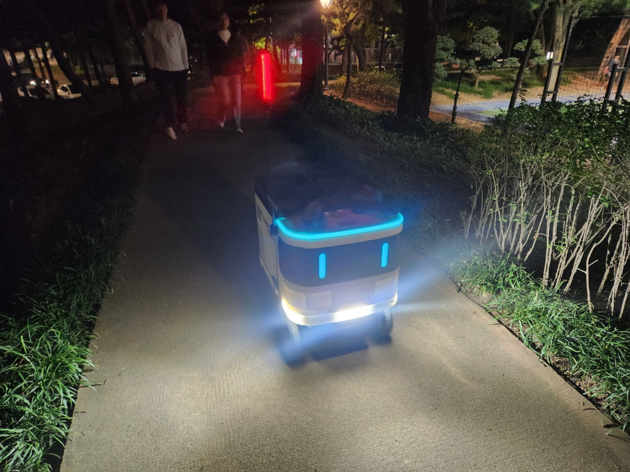 로보티즈의 자율주행로봇 개미가 서울 양천구 소재 양천공원 내부를 순찰하고 있다. 고재우 기자