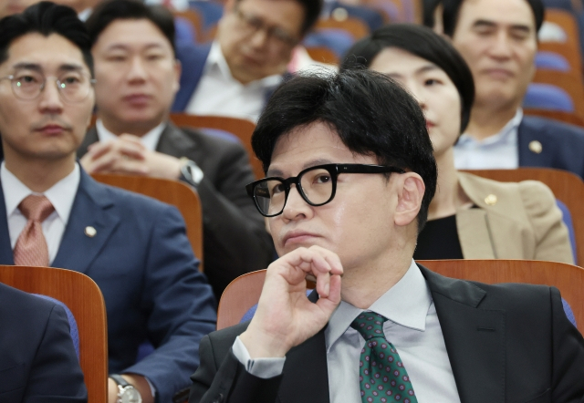한동훈 국민의힘 대표가 지난달 26일 국회에서 열린 의원총회에서 생각에 잠긴 듯한 표정을 짓고 있다. [연합]