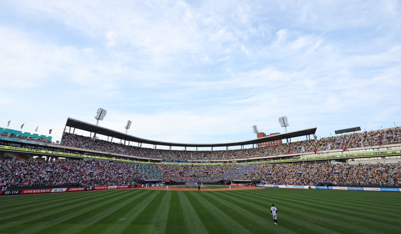 2024 프로야구 신한 SOL뱅크 KBO 포스트시즌 준플레이오프 4차전 LG 트윈스와 kt wiz의 경기가 열린 수원 KT위즈파크가 관중으로 가득차 있다. [연합]