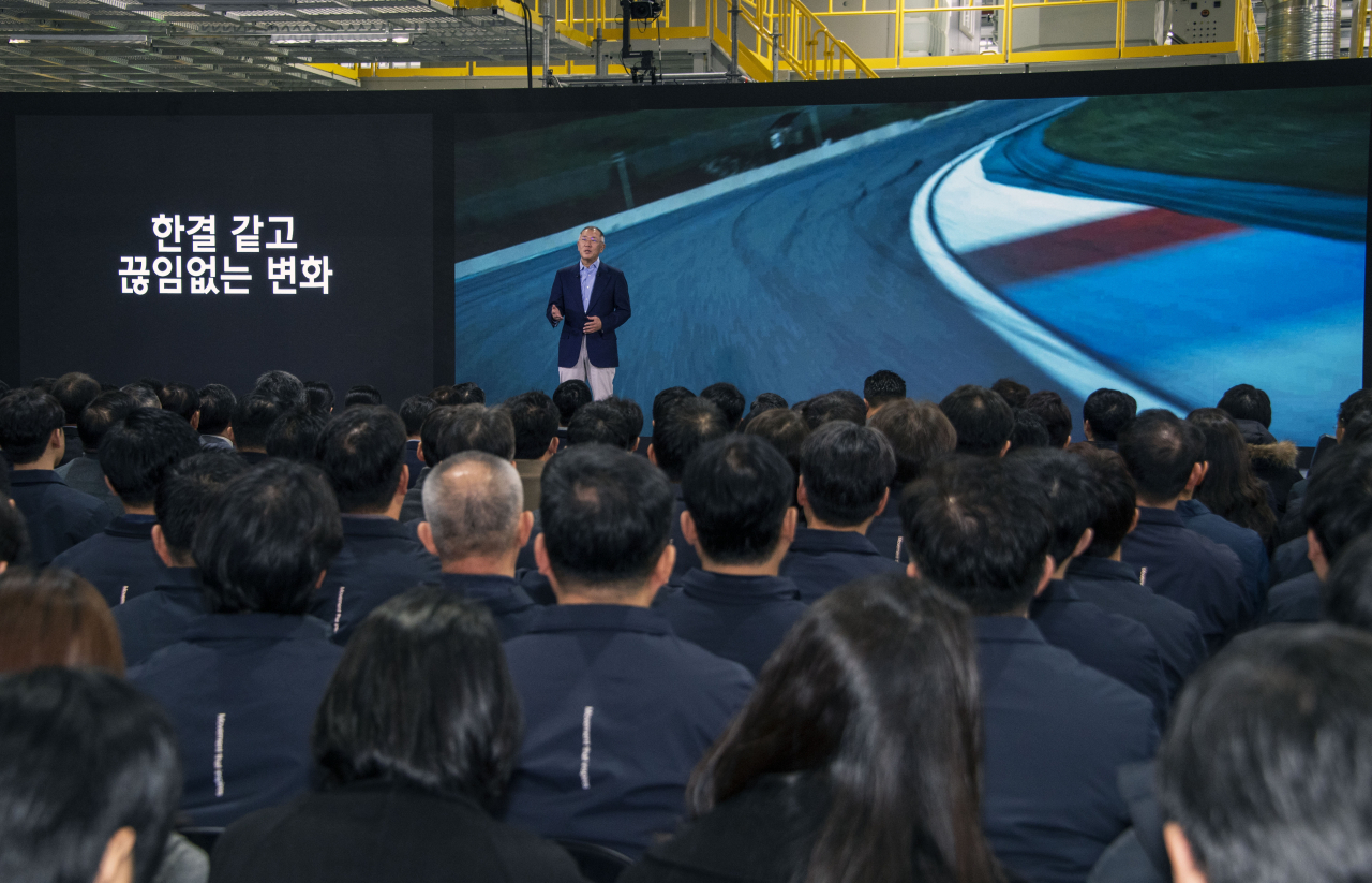 정의선 현대차그룹 회장이 지난 1월 2024년 현대차그룹 신년회에 참석해 '한결같고 끊임없는 변화를 통한 지속 성장'이라는 새해 메시지를 전하고 있다. [현대차그룹 제공]