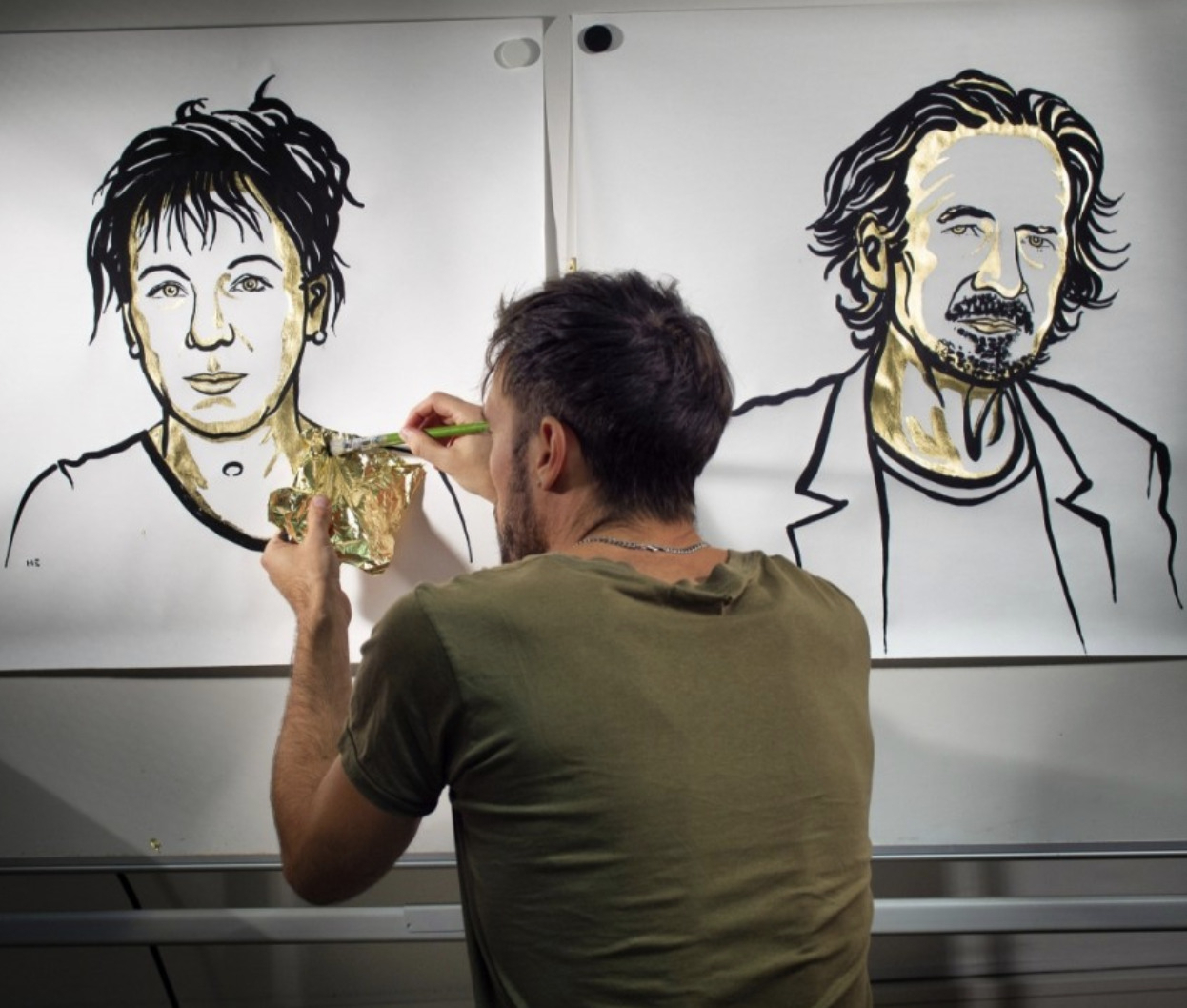 금박을 특수 접착제로 붙이고 있는 니클라스 엘메헤드. [니클라스 엘메헤드 소셜미디어]