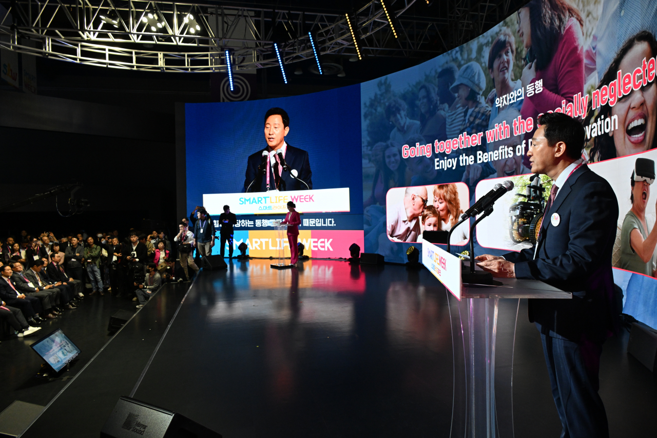 Seoul Mayor Oh Se-hoon delivers the keynote speech, “Smile in Smart Life,” at the opening ceremony of Smart Life Week at Coex in southern Seoul on Thursday. (Seoul Metropolitan Government)