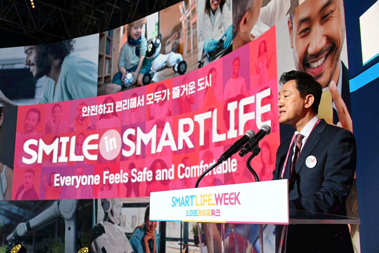 Seoul Mayor Oh Se-hoon delivers the keynote speech, “Smile in Smart Life,” at the opening ceremony of Smart Life Week at Coex in southern Seoul on Thursday. (Seoul Metropolitan Government)