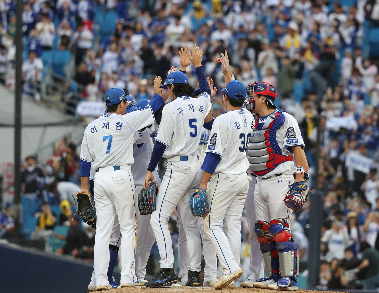 13일 오후 대구 삼성라이온즈파크에서 열린 2024 프로야구 신한 SOL뱅크 KBO 포스트시즌 플레이오프 1차전 LG 트윈스와 삼성 라이온즈의 경기. 삼성 선수들이 승리 후 세리머니하고 있다. [연합]