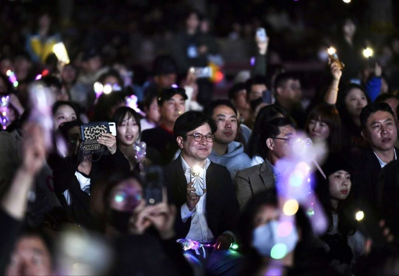 김병수 김포시장〈중앙〉이 관람객이 돼 시민들과 함께 축제를 즐기고 있다.[김포시 제공]