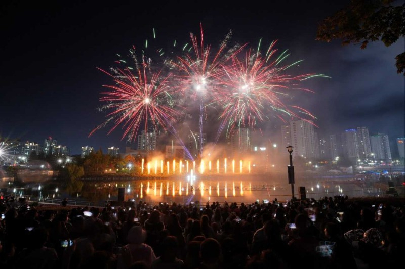 불꽃쇼가 축제의 대미를 장식할만큼 관객들의 마음을 사로잡았다.[김포시 제공]
