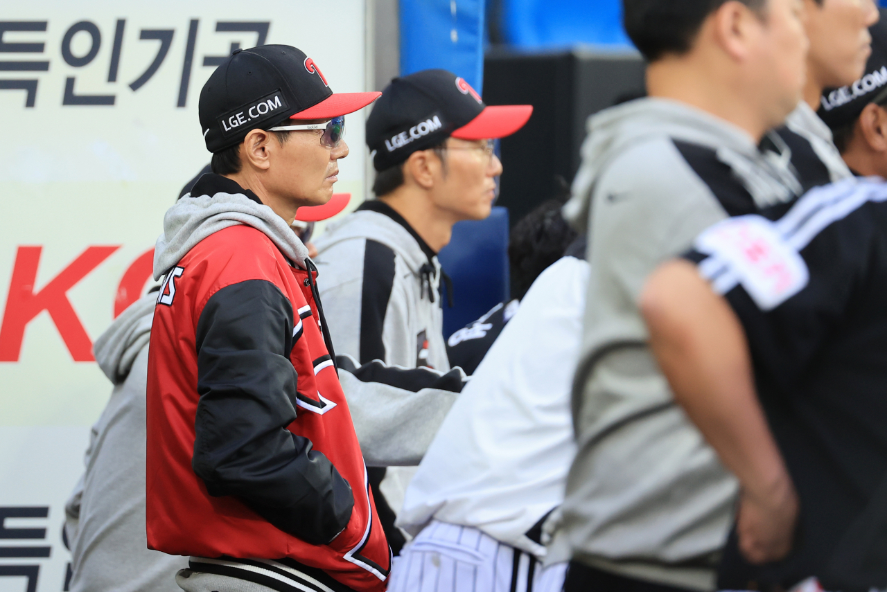 13일 대구 삼성라이온즈파크에서 열린 2024 신한 SOL뱅크 KBO 포스트시즌 플레이오프 1차전 LG 트윈스와 삼성 라이온즈의 경기. LG 염경엽 감독이 경기를 지켜보고 있다. [연합]