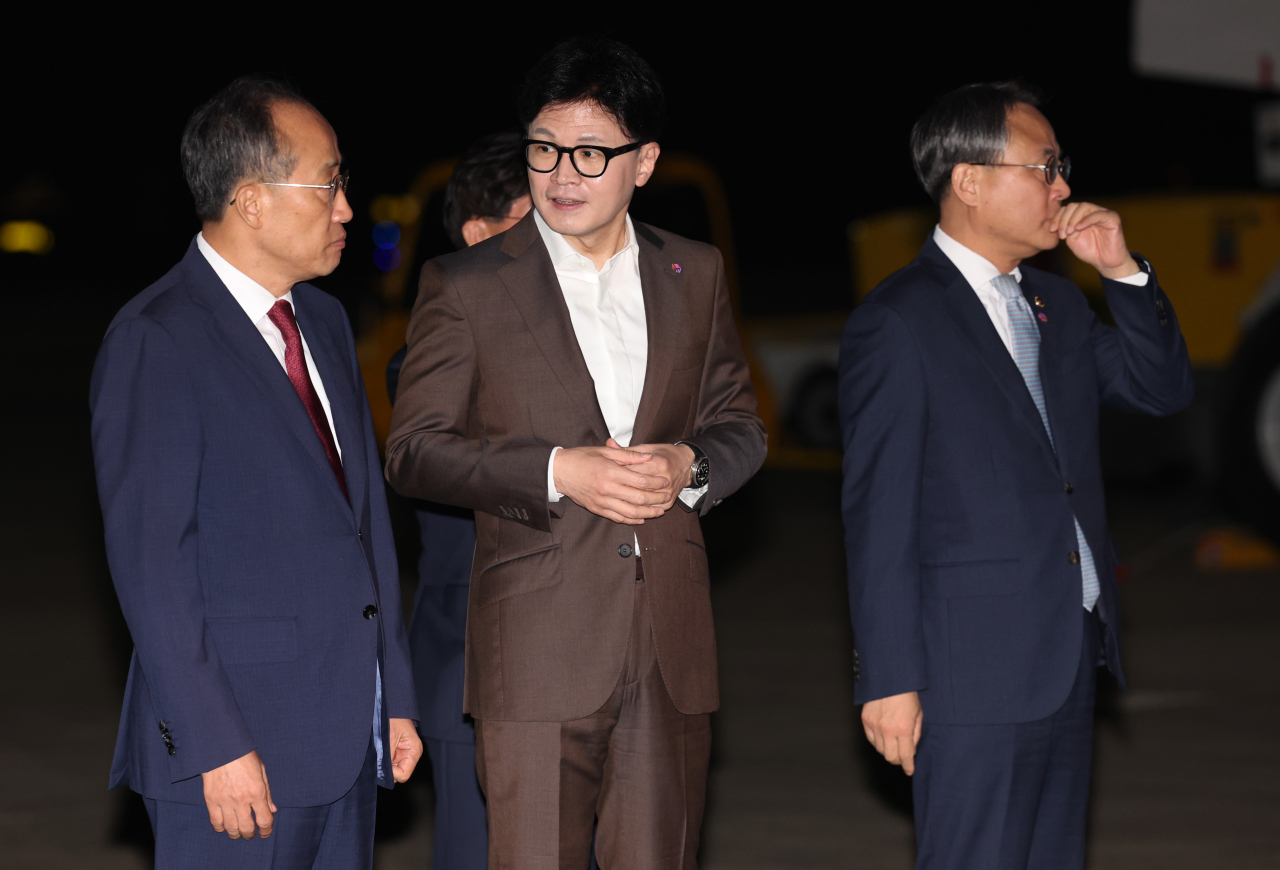국민의힘 한동훈 대표(가운데)와 추경호 원내대표(왼쪽)가 11일 성남 서울공항에서 동남아 순방을 마치고 귀국하는 윤석열 대통령을 기다리는 동안 대화를 나누고 있다. [연합]