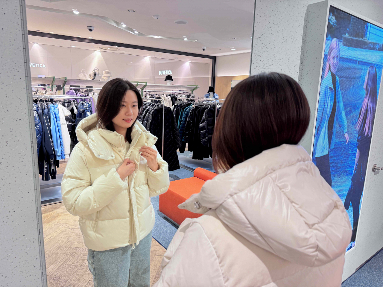 모델이 롯데백홪머에서 패딩을 입어보고 있다. [롯데쇼핑 제공]