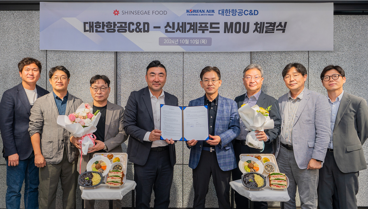 지난 10일 서울 성동구 신세계푸드 본사에서 송현석(왼쪽에서 네번째) 신세계푸드 대표, 최덕진(왼쪽에서 다섯 번째) 대한항공C&D 대표와 관계자들이 업무 협약 기념 사진을 촬영하고 있다. [신세계푸드 제공]