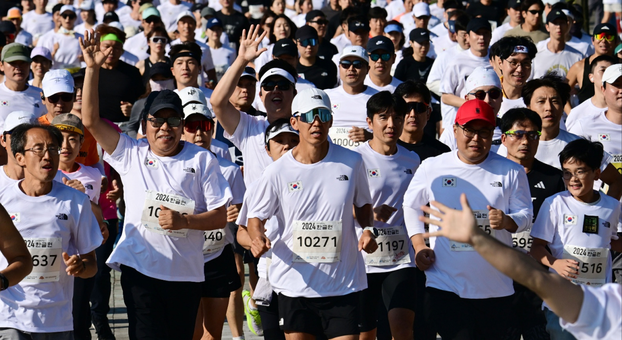 지난 한글날(9일) 세종시에서 진행된 ‘션과 함께하는 한글런’ 대회에 참여한 한태이(앞줄 맨오른쪽) 군이 어른들과 함께 마라톤에 참여하고 있다. 한 군은 션(앞줄 가운데)과 같이 선한 영향력을 우리 사회에 퍼뜨리는 어른으로 크고 싶다고 했다. 사진=코리아헤럴드