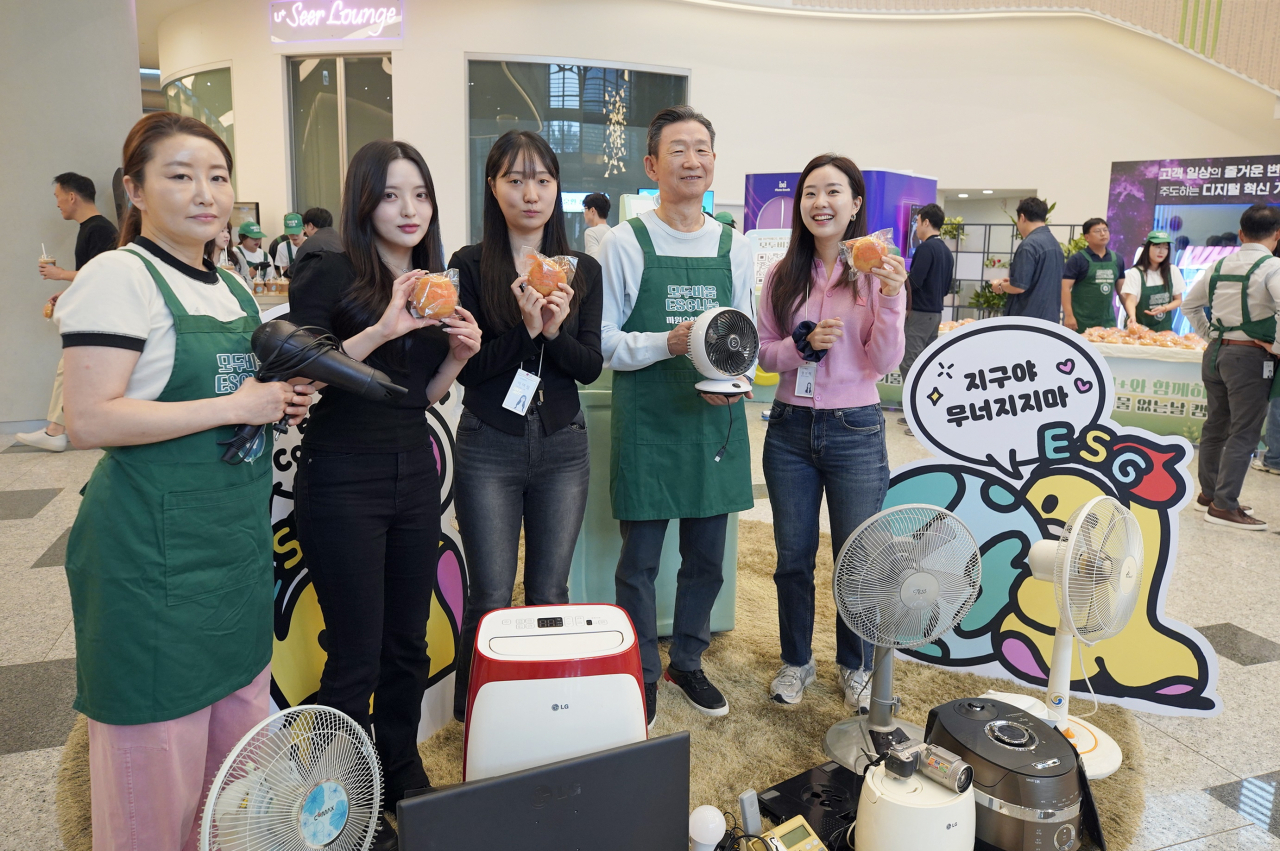 14일 오전 LG유플러스 용산사옥에서 열린 전자폐기물 수거 캠페인에서 황현식 대표(오른쪽에서 두번째)가 직원들과 기념 촬영을 하고 있다. [LG유플러스 제공]
