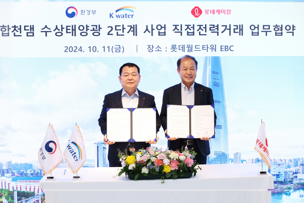 윤석대 한국수자원공사 사장(왼쪽)이 이훈기 롯데케미칼 총괄대표와 11일 직접전력거래 업무협약을 체결하고 기념사진을 촬영하고 있다. 이날 한국수자원공사는 롯데케미칼과 서울 롯데월드타워 EBC(Executive Briefing Center)에서 ‘합천댐 수상태양광 2단계 사업 직접전력거래(PPA) 계약을 위한 업무협약’을 체결했다. [한국수자원공사 제공]