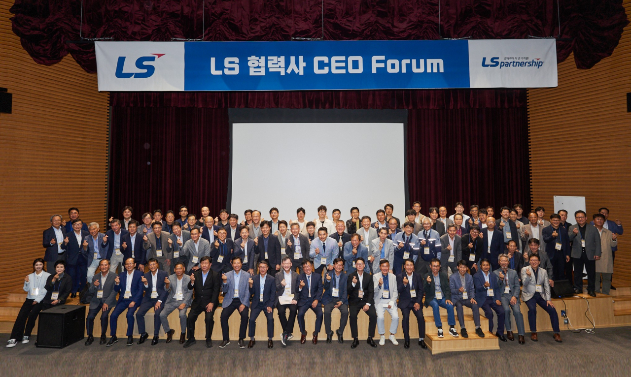 LS 협력사 대표들이 지난 11일 LS미래원에서 열린 2024 LS 협력사 CEO 포럼에서 기념촬영을 하고 있다. [LS 제공]