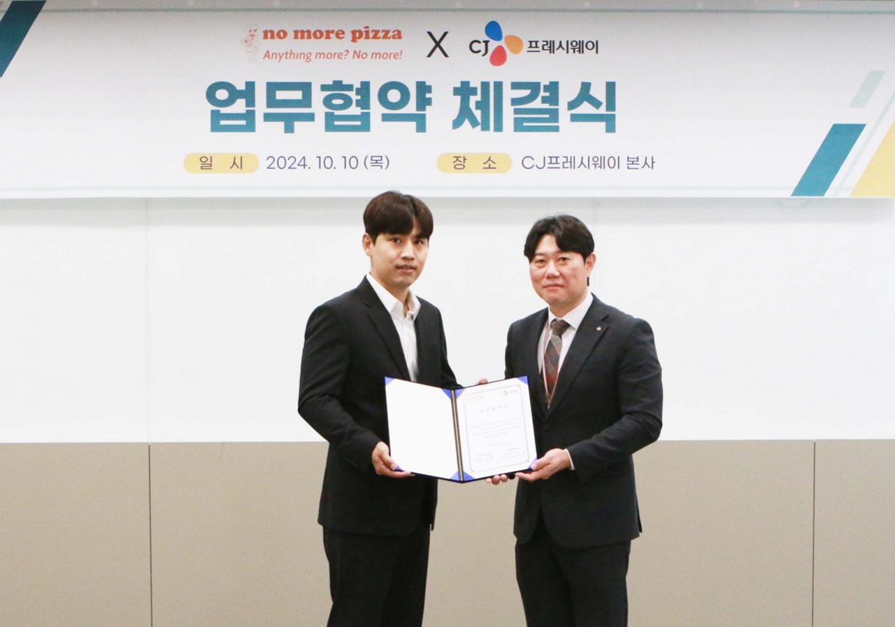 임종욱(오른쪽) CJ프레시웨이 FC사업담당과 강병양 노모어에프앤비 대표가 지난 10일 서울 마포구 CJ프레시웨이 상암본사에서 열린 업무 협약식에서 기념 촬영을 하고 있다. [CJ프레시웨이 제공]