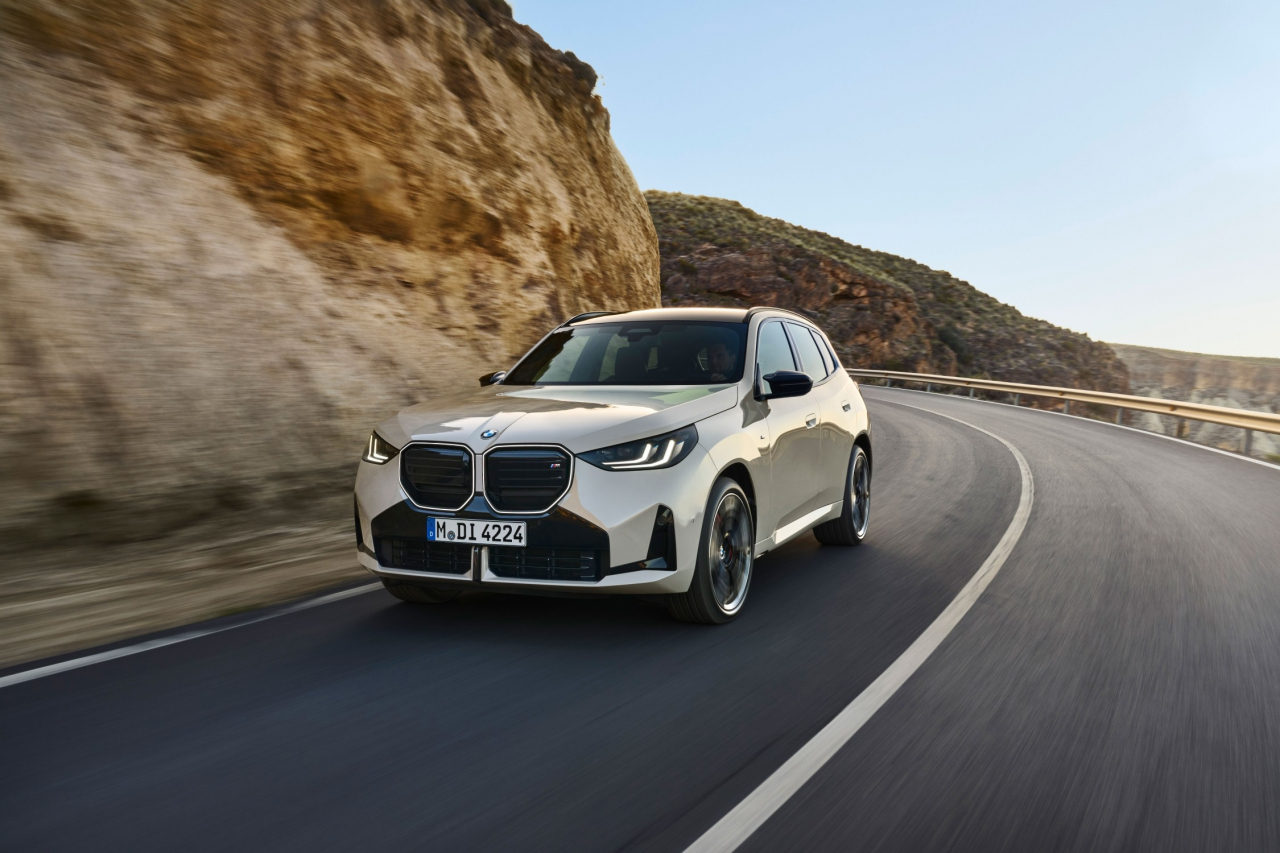 4세대 ‘BMW 뉴 X3’가 도로를 달리고 있다. [BMW 코리아 제공]