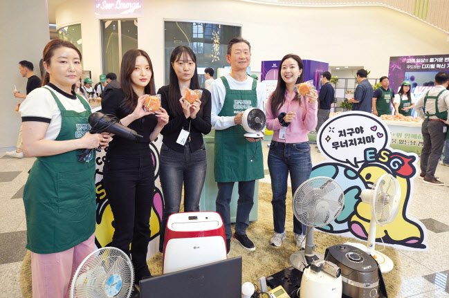 14일 오전 LG유플러스 용산사옥에서 열린 전자폐기물 수거 캠페인에서 황현식 대표(오른쪽 두번째)가 직원들과 기념 촬영을 하고 있다.[LG유플러스 제공]
