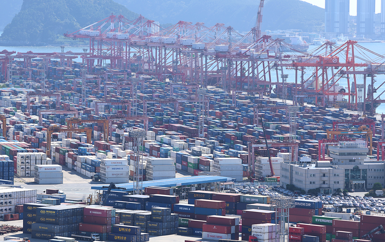 This file photo taken Sept. 30, shows a port in the southeastern city of Busan. (Yonhap)