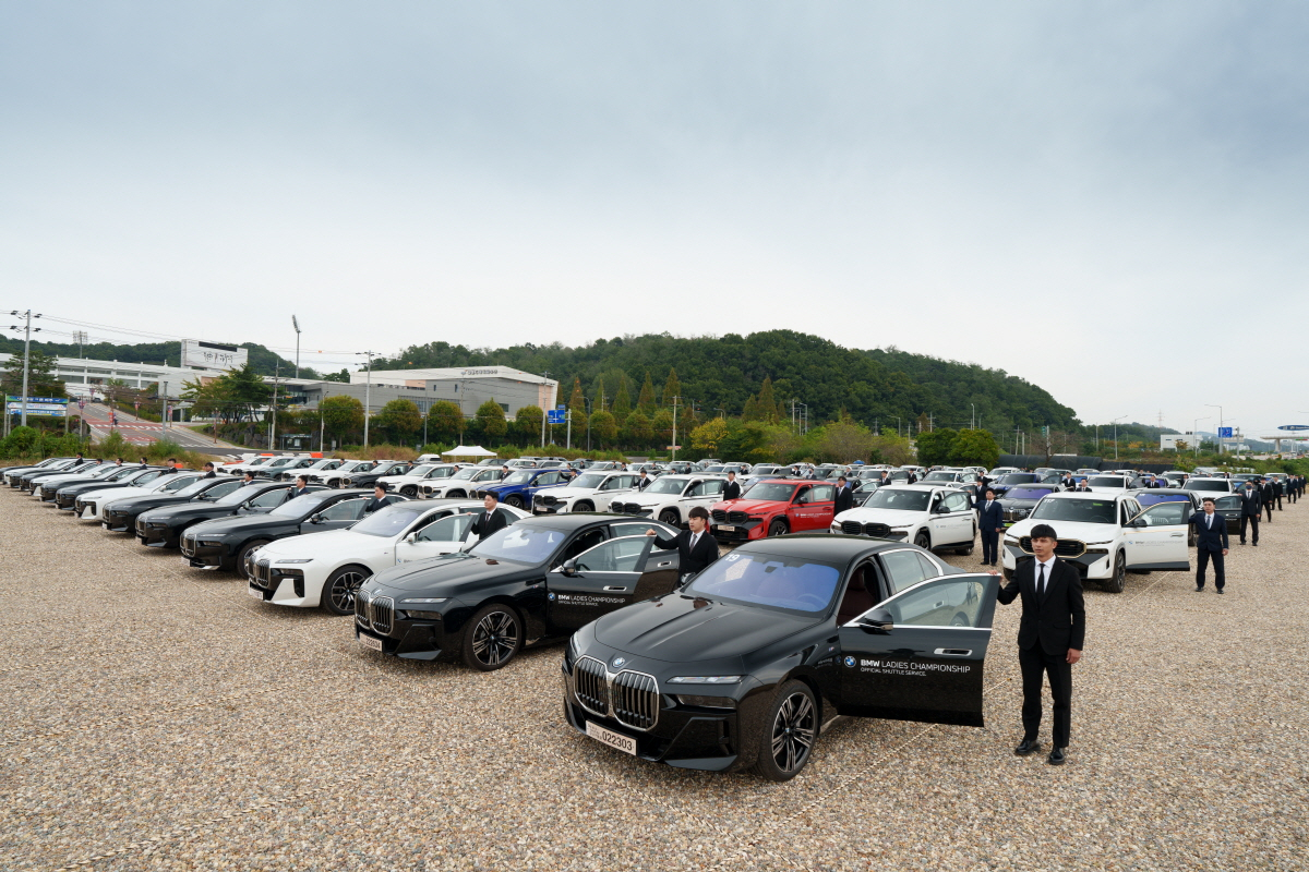 ‘BMW 레이디스 챔피언십 2024’의 프리미엄 의전 서비스용 차량들이 대기 중이다. [BMW코리아 제공]
