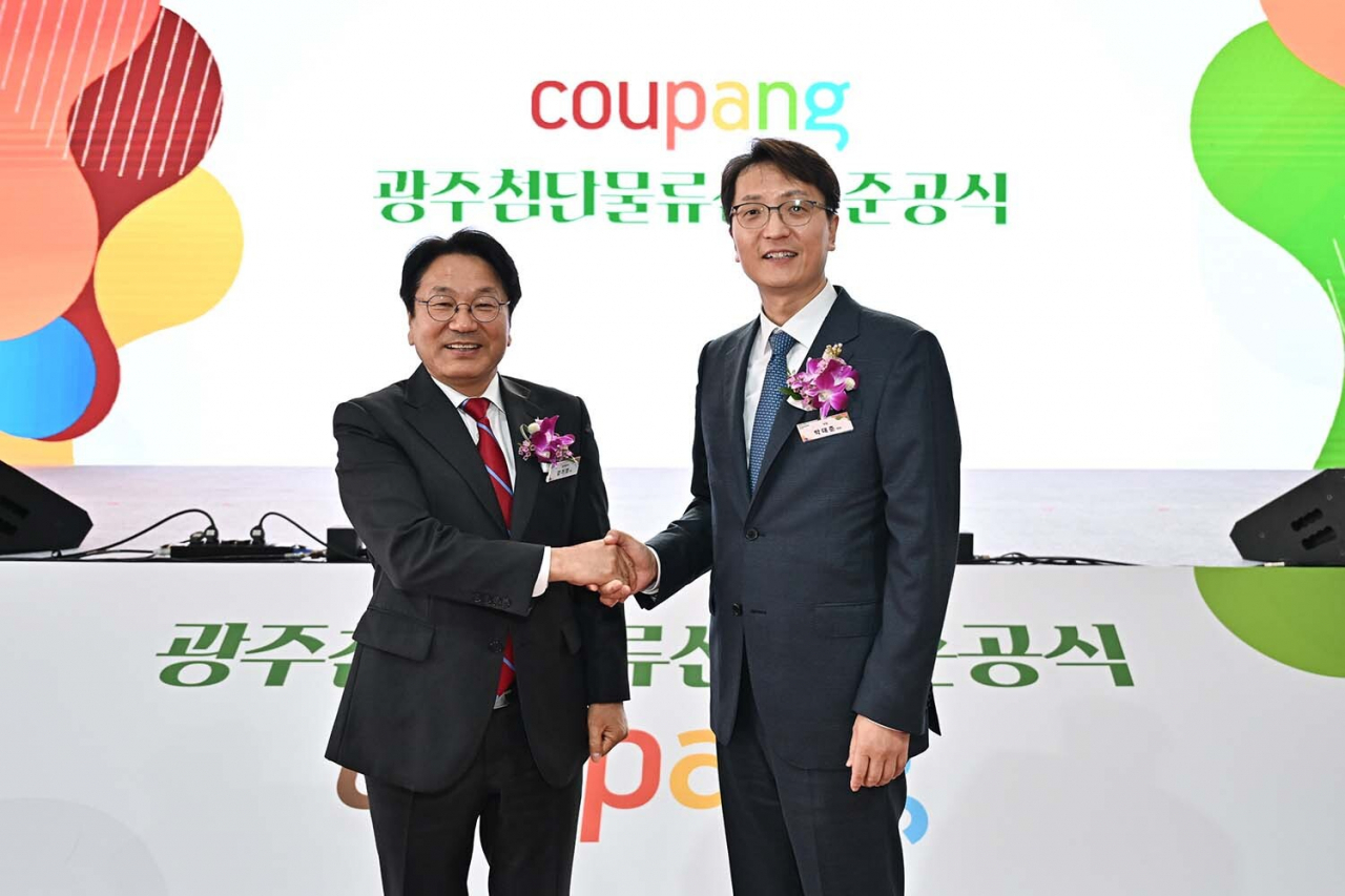 강기정(왼쪽) 광주광역시장과 박대준 쿠팡 대표가 14일 열린 광주첨단물류센터 준공식에서 기념사진을 촬영하고 있다. [쿠팡 제공]