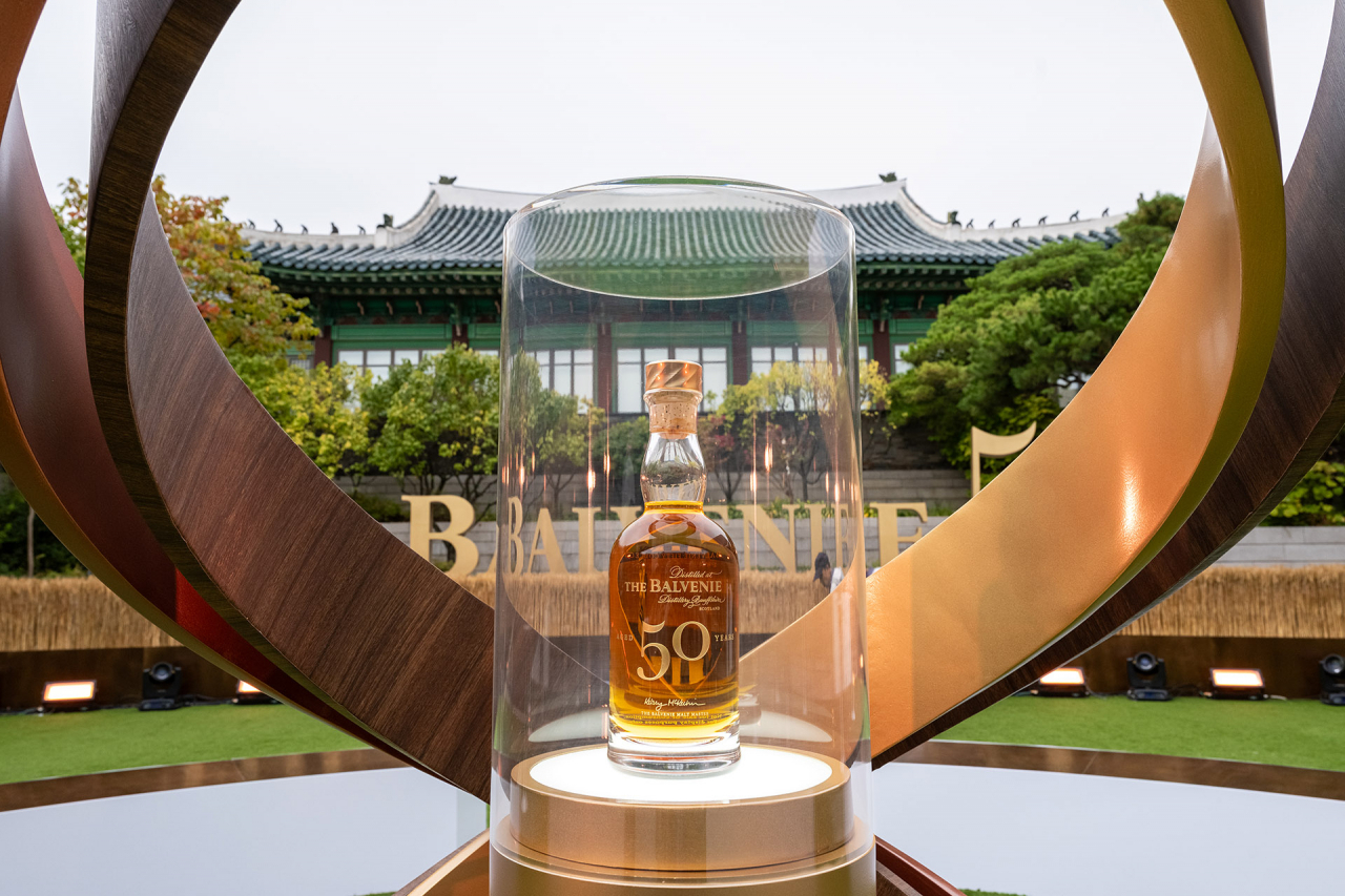 14일 오전 서울 중구 신라호텔 영빈관에 전시된 위스키 ‘발베니 50년 컬렉션’. [윌리엄그랜트앤선즈코리아 제공]