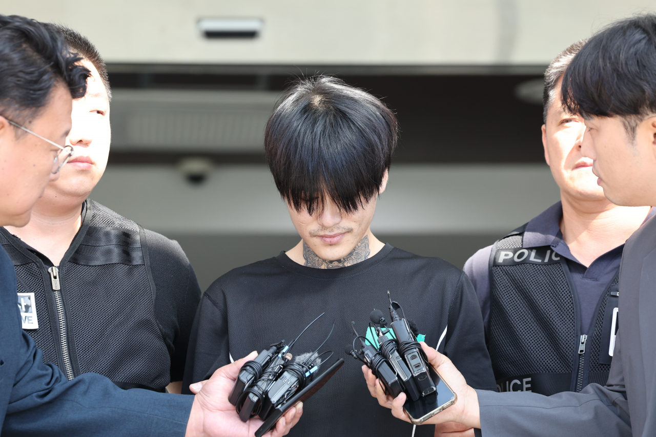 순천 묻지마 살해범 박대성(30)의 범행 내용이 담긴 보고서를 외부에 유출한 경찰관과 공무원의 신원이 파악됐다. 사진은 살인 혐의를 받는 박 씨가 4일 오전 전남 순천경찰서에서 검찰로 송치되고 있는 모습. [연합]