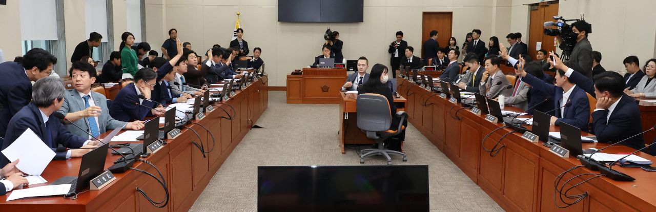 30일 오후 열린 국회 정무위원회의 모습. [연합]