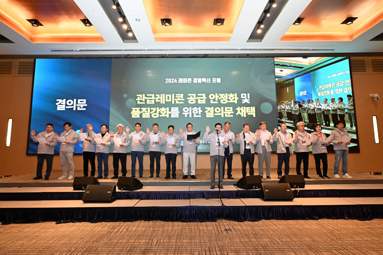 배조웅(사진 가운데) 한국레미콘공업협동조합연합회장을 비롯한 업계 관계자들이 ‘2024 레미콘 경영혁신 포럼’에서 결의문을 낭독하고 있다. [레미콘조합 제공]