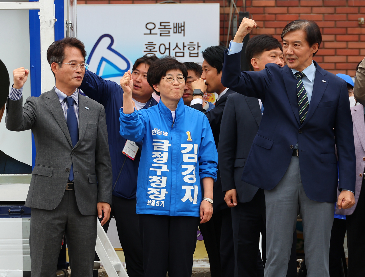 조국 조국혁신당 대표가 14일 부산 금정구 도시철도 장전역 장전역 앞에서 김경지 더불어민주당 금정구청장 후보 지지 유세를 하고 있다. [연합]