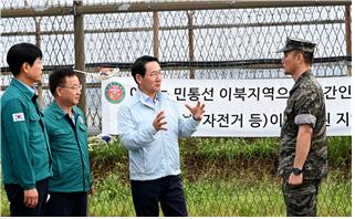 유정복 인천시장이 지난 9월 강화군 송해면 당산리 대남 소음방송 현장을 찾아 군관계자로부터 현황을 보고받고 현장을 점검하고 있다.