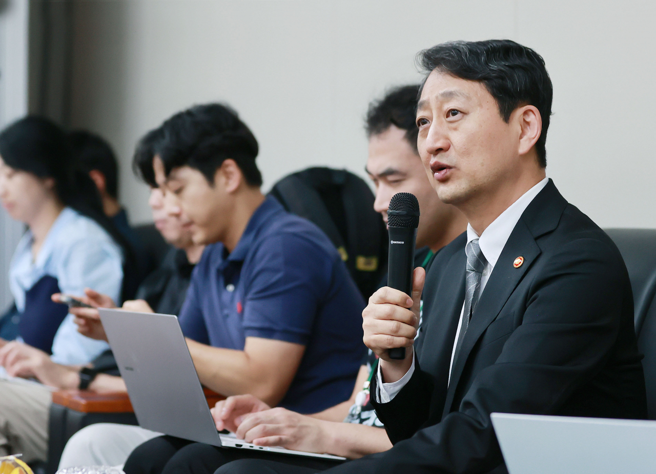 안덕근 산업통상자원부 장관이 14일 정부세종청사에서 출입기자단과 차담회를 주재하고 있다.[산업통상자원부 제공]