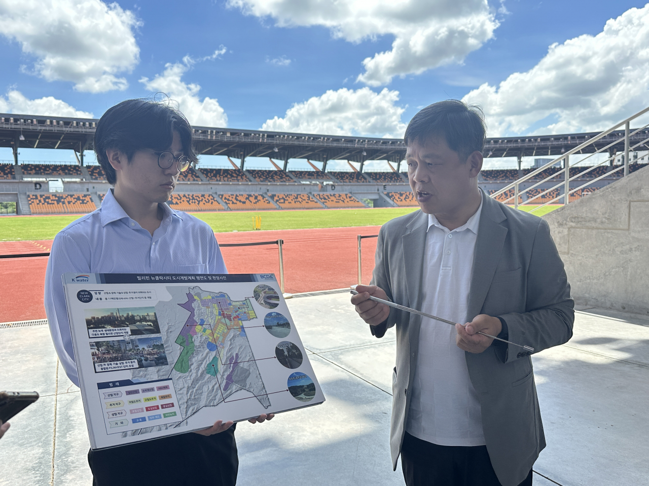 Min Hyu (right), general director of K-water’s Philippines Project Office, explains the city development plan behind New Clark City and K-water‘s involvement in developing a water supply and sewage system for the city on Sept. 25. (Lee Jung-joo/The Korea Herald)