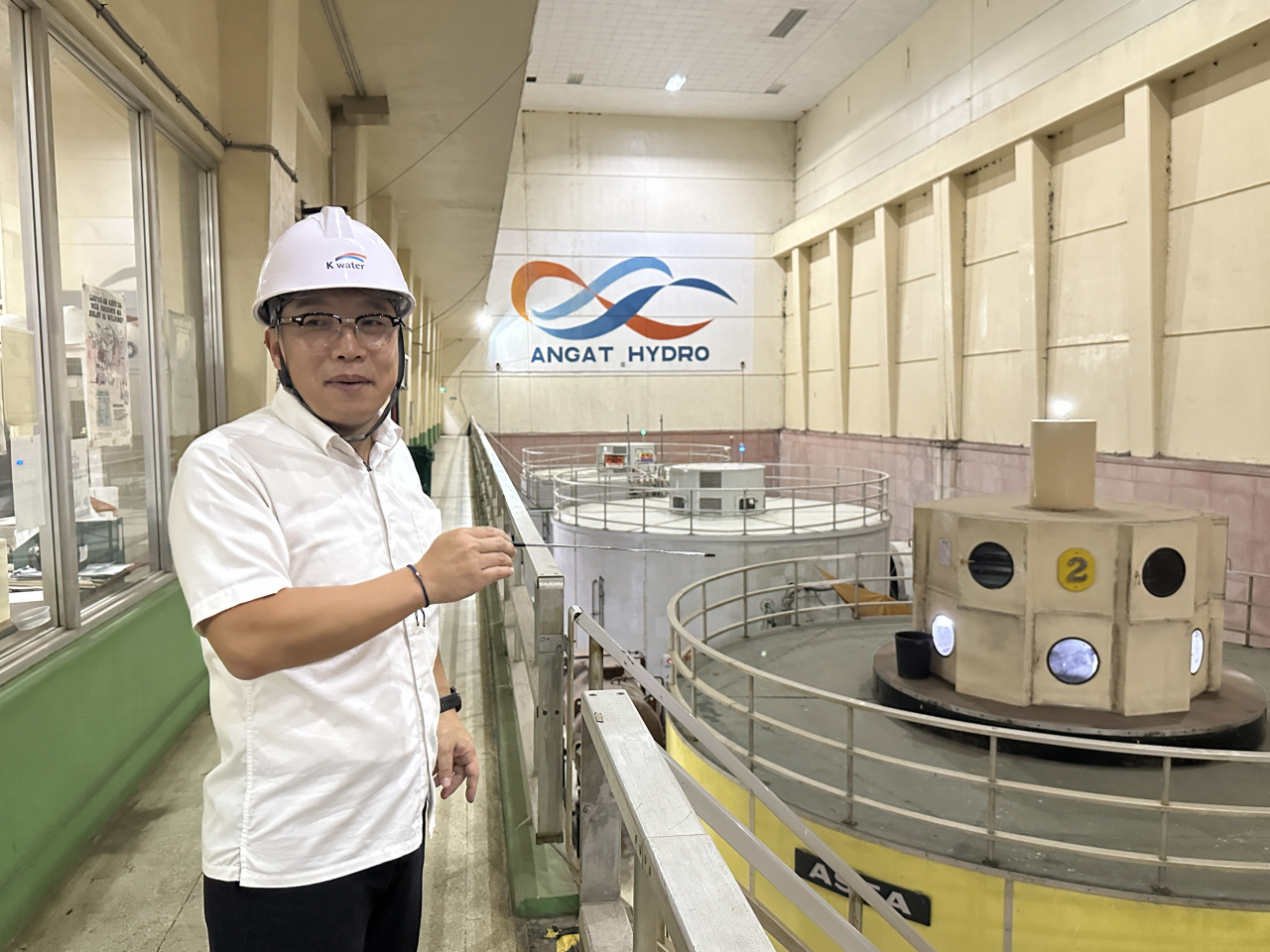 Kang Dong-hyung, CTO of Angat Hydropower Corporation, explains K-water‘s work behind modernizing the hydroelectric power generation equipment in Angat Hydroelectric Power Plant on Sept. 26. (Lee Jung-joo/The Korea Herald)