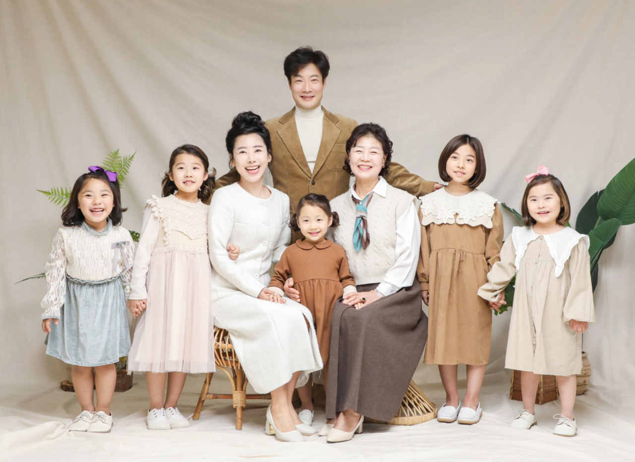울산시는 14일 5자녀 아빠인 울산 중부소방서 김주환 소방장을 소방위로 특별승진, 모범공무원증을 포상했다. 사진은 김 소방위 가족. [연합]
