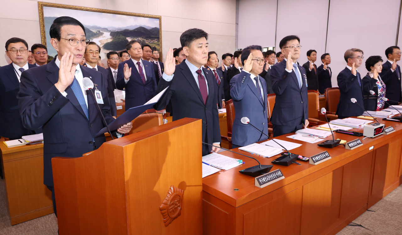 14일 오전 열린 국회 농림축산식품해양수산위원회의 수산업협동조합중앙회, 해양환경공단, 해양수산과학기술진흥원 등의 국정감사에서 노동진 수산업협동조합중앙회 회장 등이 선서하고 있다. 앞줄 왼쪽부터 노동진 수산업협동조합중앙회 회장, 김준석 한국해양교통안전공단 이사장, 안병길 한국해양진흥공사 사장, 한기준 해양환경공단 이사장, 김기성 수산업협동조합중앙회 대표이사, 강신숙 수협은행장, 홍종욱 한국어촌어항공단 이사장. [연합]