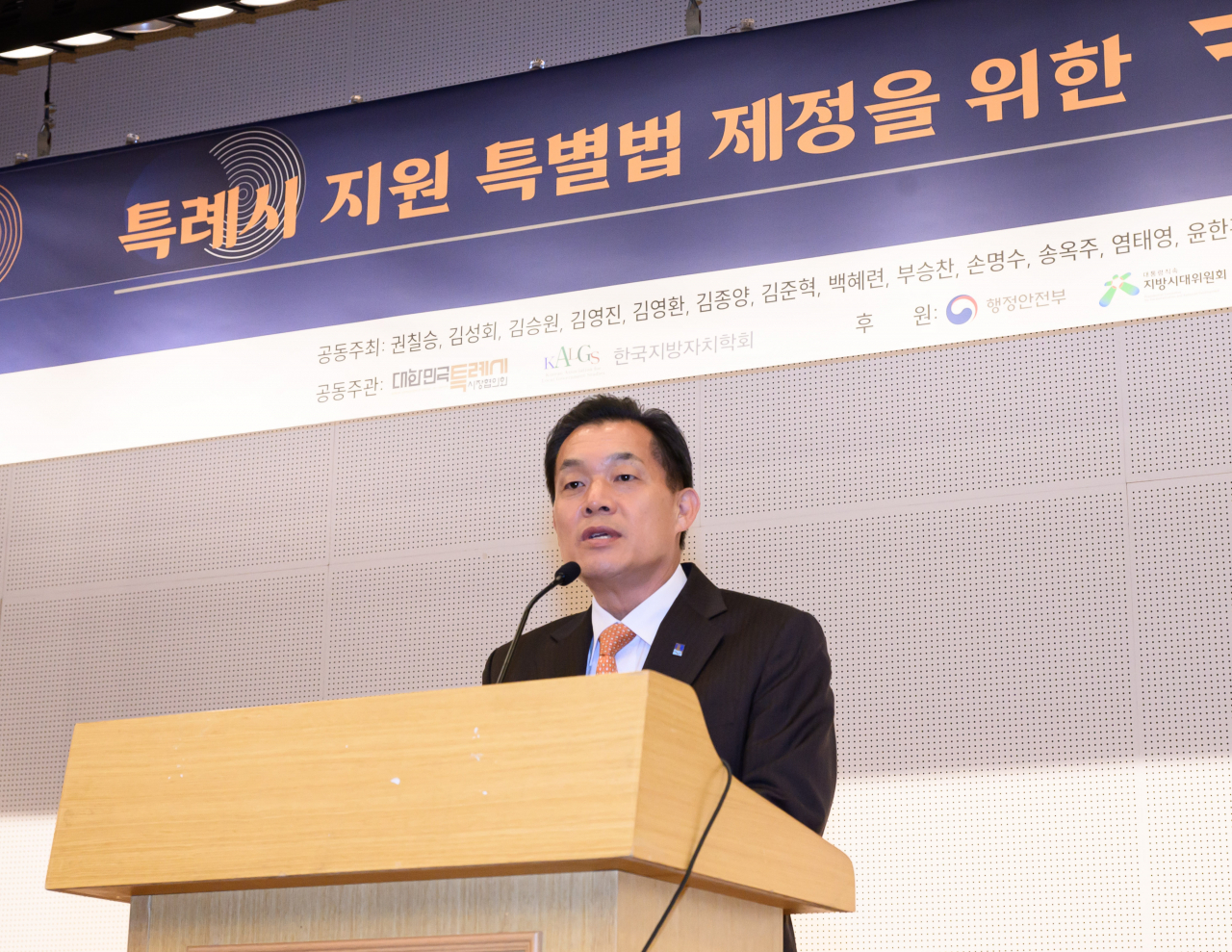 대한민국특례시시장협의회 대표회장인 이재준 수원시장
