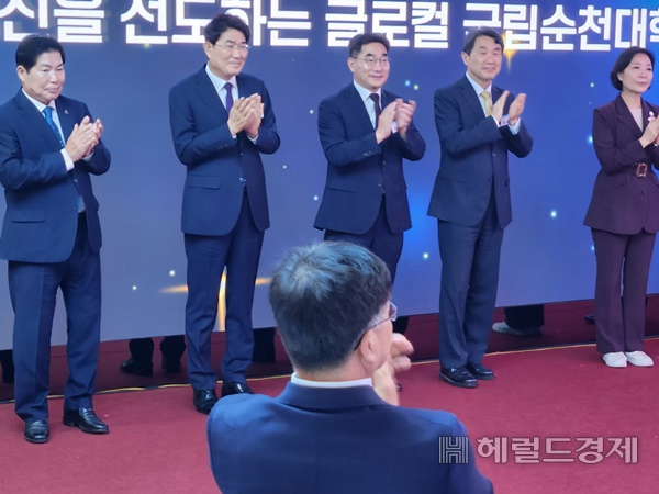 사진 왼쪽부터 공영민 고흥군수, 노관규 순천시장, 이병운 순천대 총장, 이주호 교육부총리, 오영주 중소벤처기업부 장관이 14일 기념 촬영하고 있다. /박대성 기자.