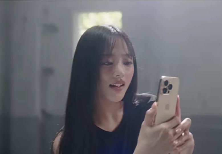 뉴진스 멤버가 아이폰 16 프로로 촬영하는 모습. [유튜브 SKT 캡처]