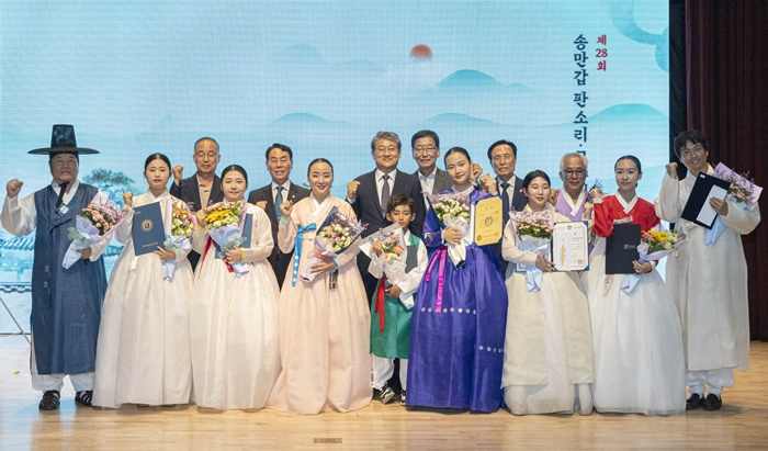 28회 송만갑 판소리 대회 수상자들이 기념 촬영하고 있다.