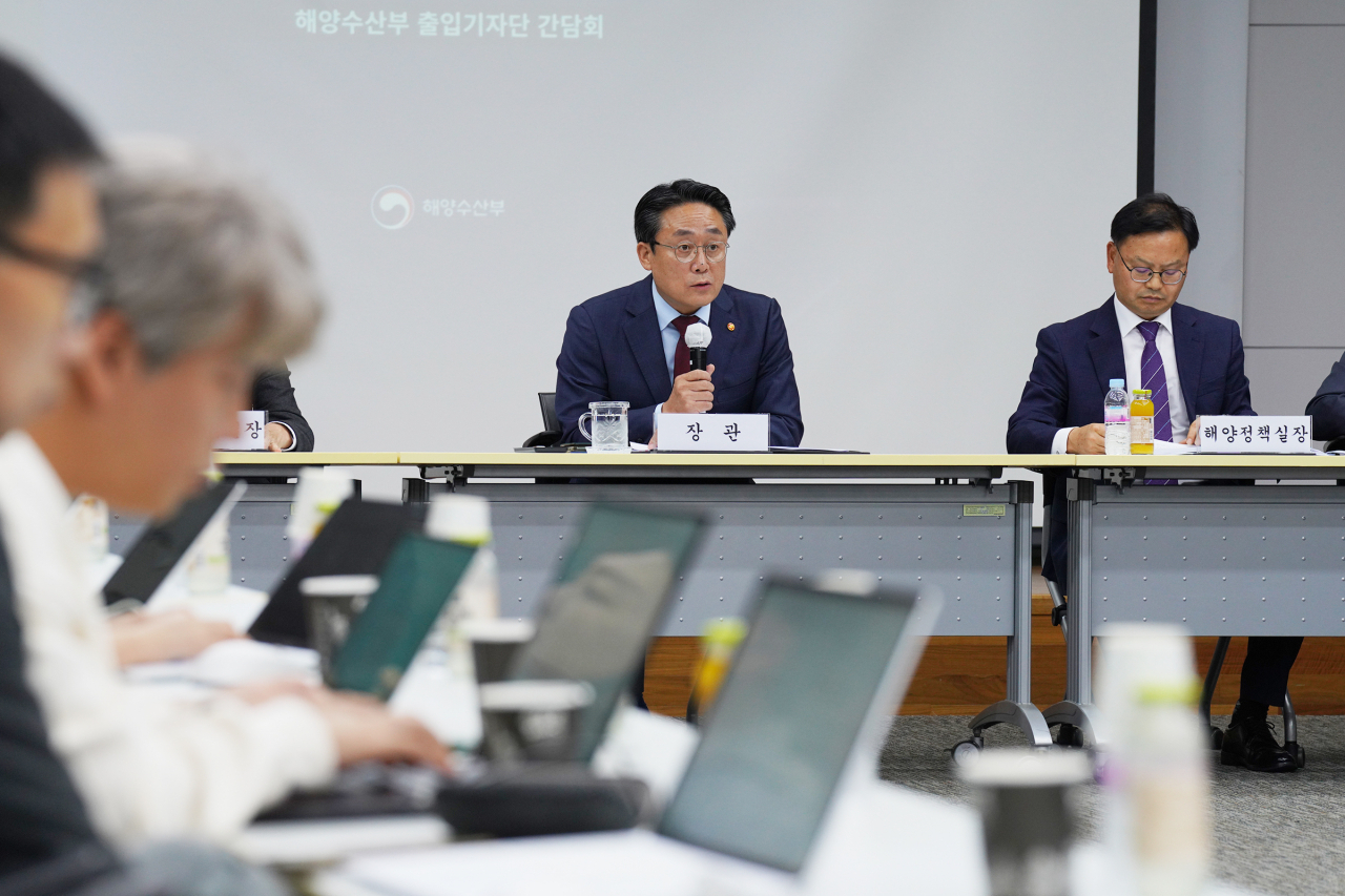 강도형 해양수산부 장관이 14일 정부세종청사에서 열린 출입기자 간담회에서 질문에 답변하고 있다. [해양수산부 제공]