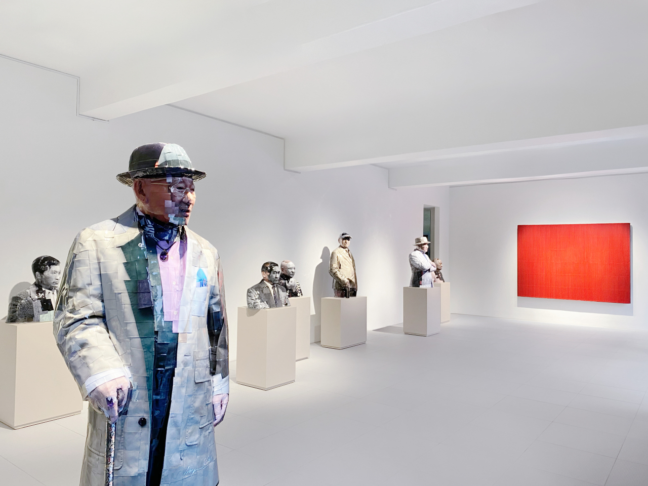 An installation view of "Park Seo-bo / Gwon Osang" at Johyun Gallery in Busan (Courtesy of the gallery)