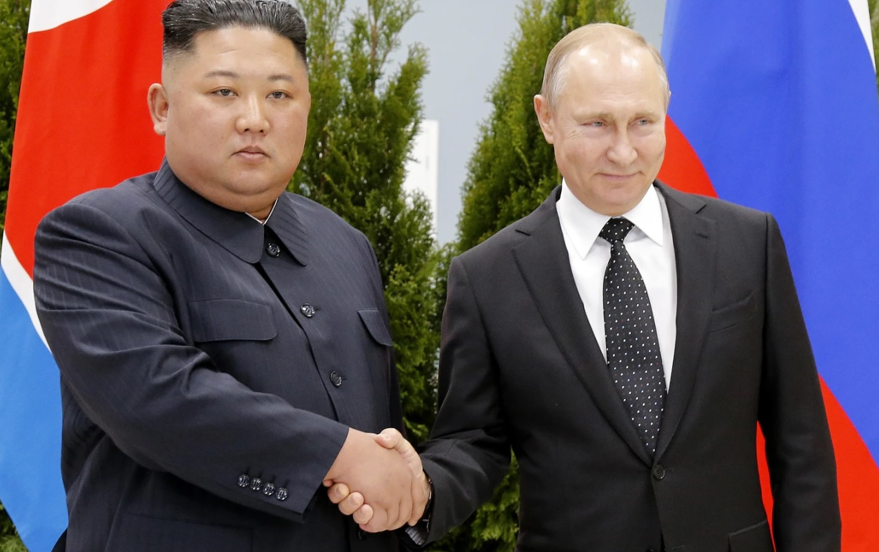 지난 2019년 4월 러시아 블라디보톡에서 열린 회담에서 블라디미르 푸틴 러시아 대통령(오른쪽)과 김정은 북한 국무위원장이 악수하며 기념 사진을 찍고 있다. [AP]