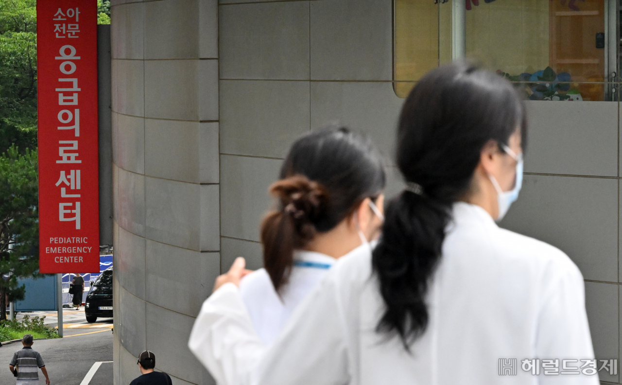 서울 종로구 서울대학교병원에서 의사들이 이동하고 있다. 임세준 기자