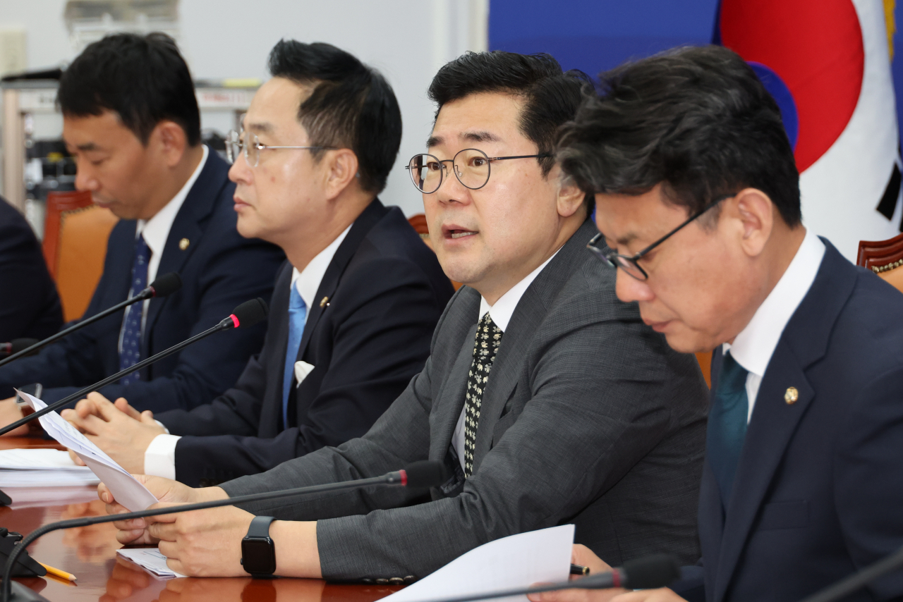 박찬대 더불어민주당 원내대표가 15일 오전 서울 여의도 국회에서 국정감사 대책회의를 주재하고 있다. [연합]